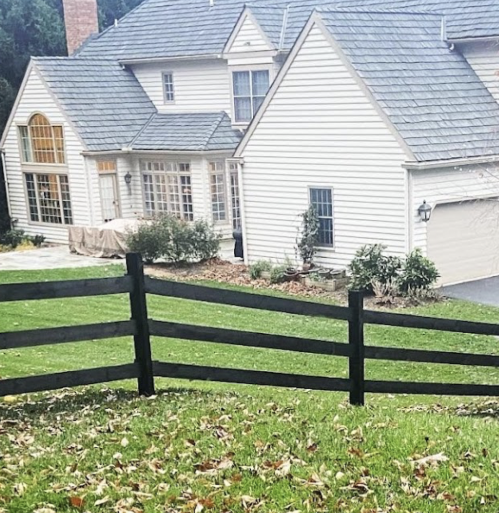 professional-fence-staining-pre-stained-fences-in-yard-staining